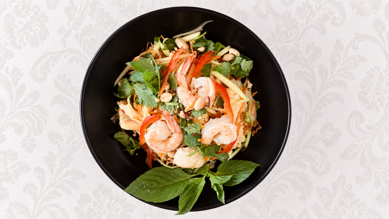 Gỏi Xoài Thái mit Hühnerfleisch, Garnelen und Mango