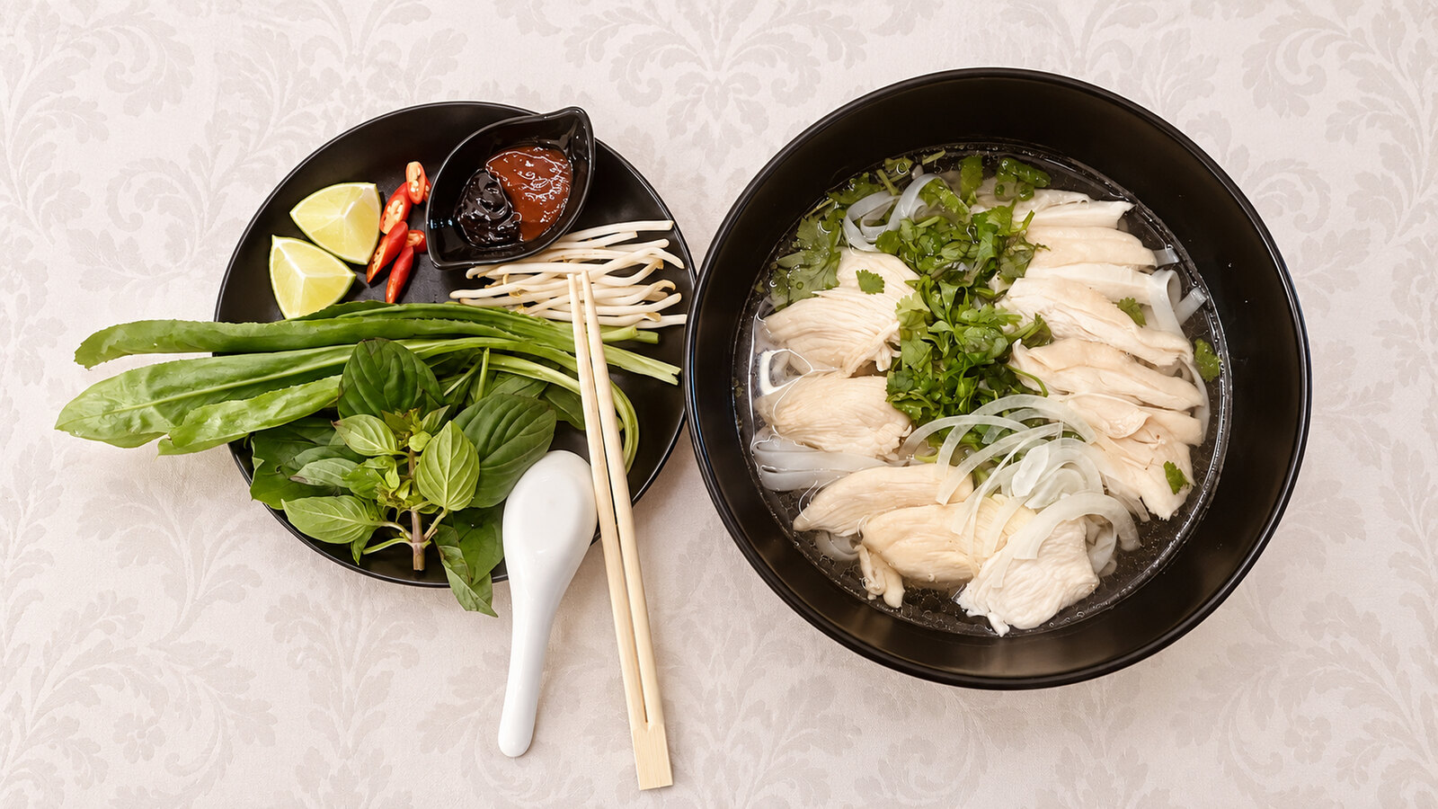 Phở Gà mit Hühnerfleisch, Kräutern und Sojasprossen