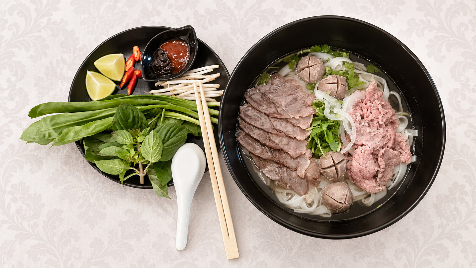 Phở Bò mit Rindfleisch, Kräutern und Sojasprossen