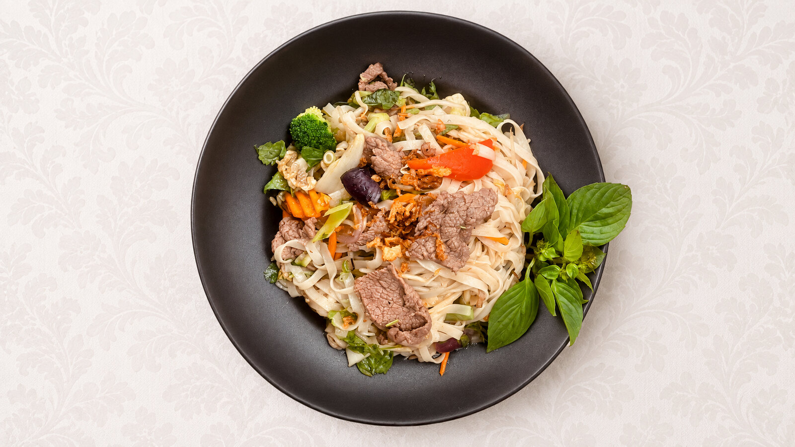 Phở Xào mit Rindfleisch und Gemüse